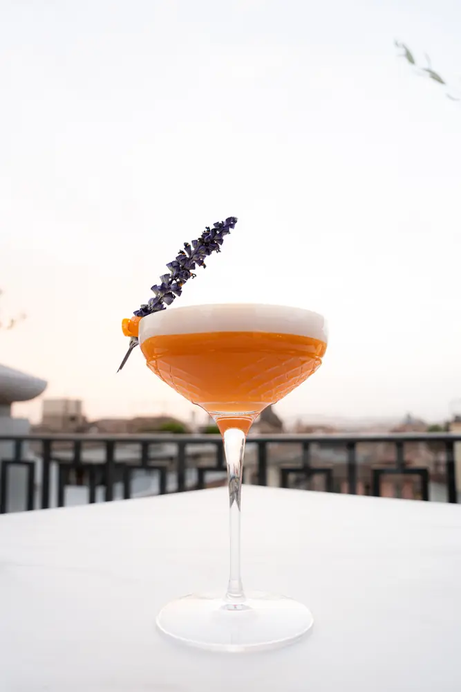 Cóctel de lavanda en la terraza